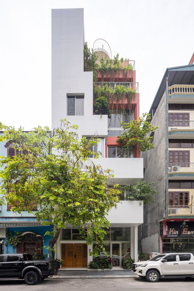 Theo kiến trúc sư, ngôi nhà có diện tích 67,5m², kích thước 7,5x9m. Trong đó, phía Nam là hướng chính của dự án, hướng ra con đường rộng, không có tòa nhà cao tầng nào cản trở tầm nhìn.