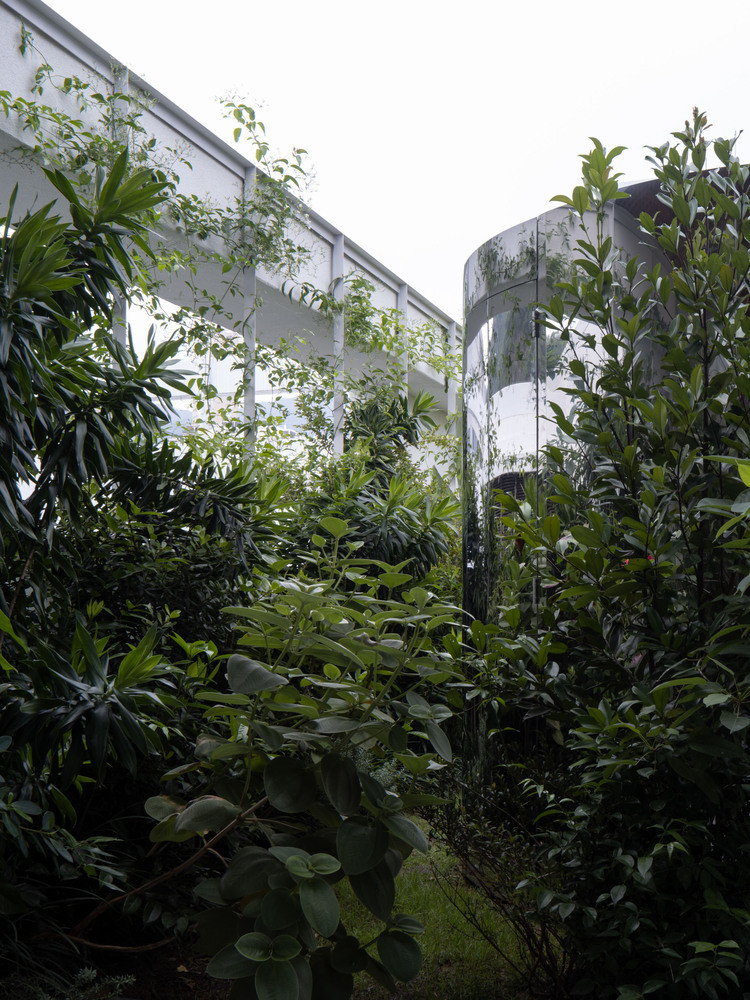 Cấu trúc vừa nêu tạo ra sự riêng tư cần thiết cho "ốc đảo" bên trong, trái ngược với bối cảnh đô thị hỗn loạn của các tòa nhà lân cận gần đó. Cấu trúc vừa nêu tạo ra sự riêng tư cần thiết cho "ốc đảo" bên trong, trái ngược với bối cảnh đô thị hỗn loạn của các tòa nhà lân cận gần đó.