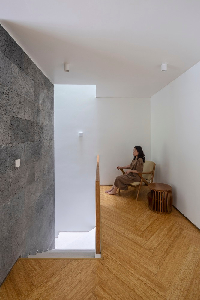 Công trình sử dụng các vật liệu đơn giản, hiện đại và thân thiện với môi trường như đá mài, tường trát, gỗ tự nhiên, sàn tre và một số nguyên liệu thô quen thuộc, tạo nên tổng thể hài hòa với thiên nhiên và cuộc sống con người.