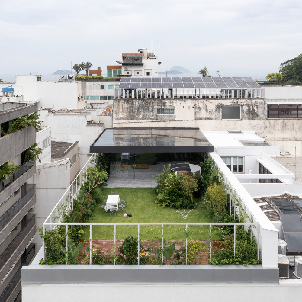 Ngôi nhà cấp 4 này nằm trên nóc một tòa nhà có chu vi 20x10m, được tạo thành từ cấu trúc mô-đun chính xác của các thanh thép và kết hợp với các chậu trồng cây xanh. Ngôi nhà cấp 4 này nằm trên nóc một tòa nhà có chu vi 20x10m, được tạo thành từ cấu trúc mô-đun chính xác của các thanh thép và kết hợp với các chậu trồng cây xanh.