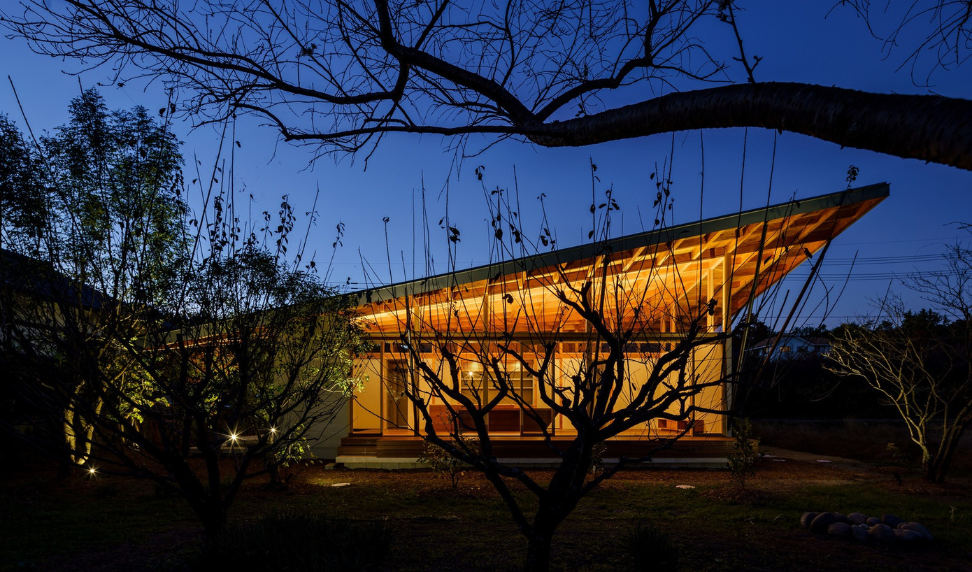 Khi lên đèn, ngôi nhà càng nổi bật hơn bởi những đường nét kiến trúc kết hợp hài hòa với cảnh quan thiên nhiên xung quanh, nhẹ nhàng và bình yên giữa chốn vùng quê.