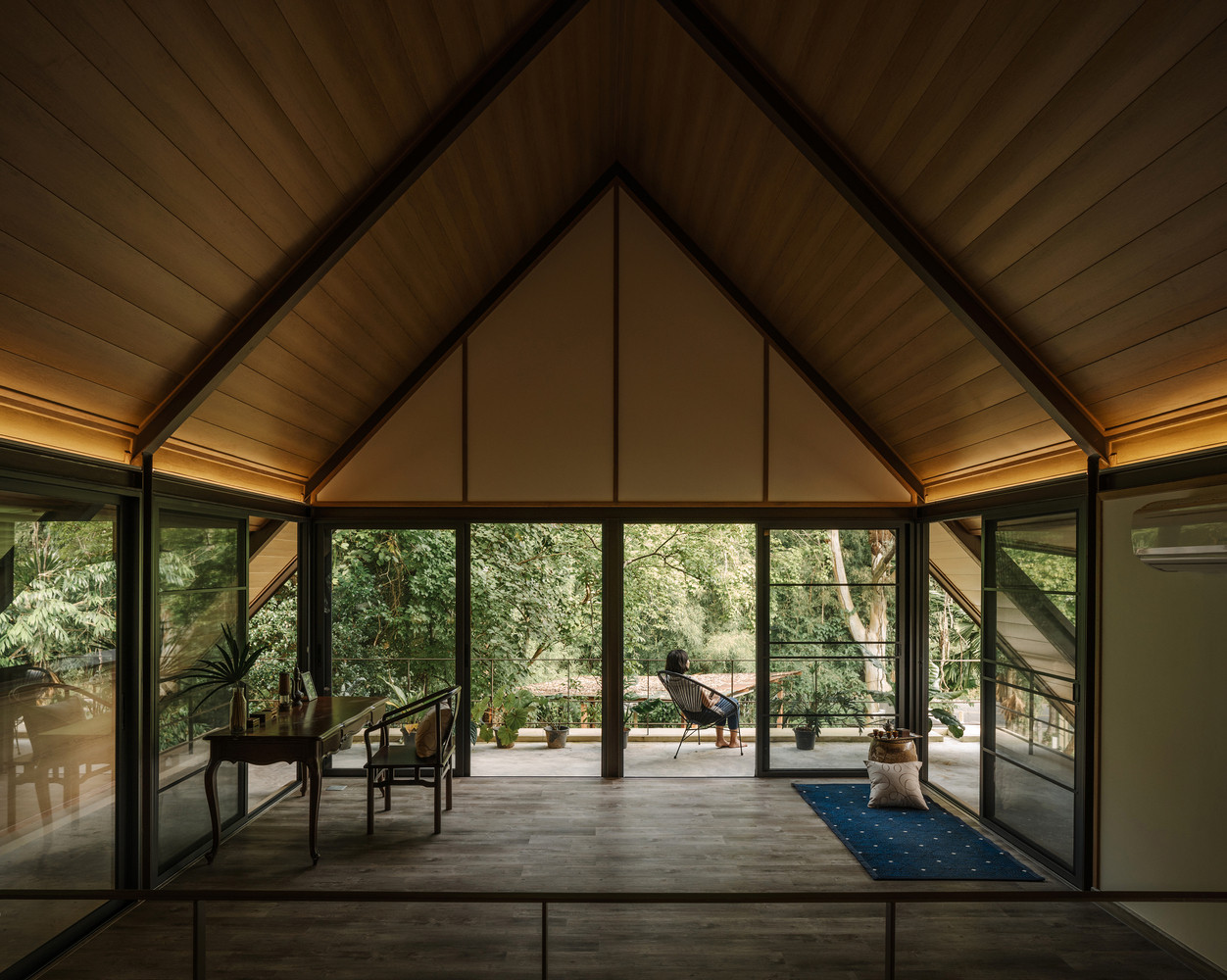 Thiết kế tạo điều kiện thông gió chéo, giảm nhu cầu làm mát nhân tạo, vì chỉ cần một chiếc quạt trần là đủ để giữ cho toàn bộ khu vực mát mẻ dễ chịu. Thiết kế tạo điều kiện thông gió chéo, giảm nhu cầu làm mát nhân tạo, vì chỉ cần một chiếc quạt trần là đủ để giữ cho toàn bộ khu vực mát mẻ dễ chịu.