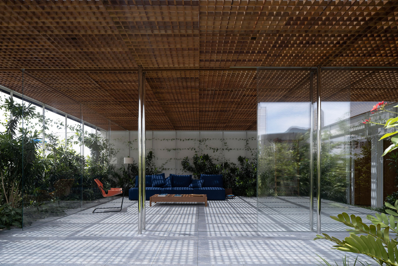 Một phần của không gian nội thất này được bao phủ bởi mái kính nhẹ và lưới gỗ, cho phép ánh sáng tự nhiên len lỏi khắp không gian, nhưng vẫn tránh được bức xạ mặt trời. Một phần của không gian nội thất này được bao phủ bởi mái kính nhẹ và lưới gỗ, cho phép ánh sáng tự nhiên len lỏi khắp không gian, nhưng vẫn tránh được bức xạ mặt trời.