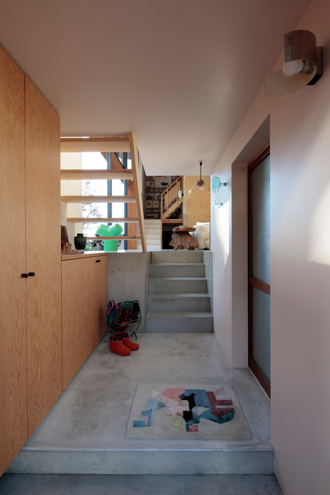 Từ hành lang bên này đi vào là phòng giặt đồ với những thùng đồ đan bằng mây được xếp gọn gàng, đồng màu với gam màu chủ đạo của ngôi nhà, tạo nên sự hài hòa về thẩm mỹ.