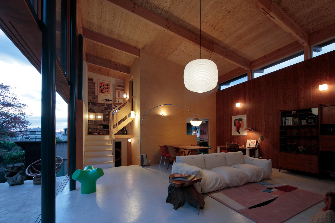 Những tia sáng lấp lánh từ đèn chùm, đèn tường và đèn trang trí tạo nên bầu không khí lung linh, huyền ảo.