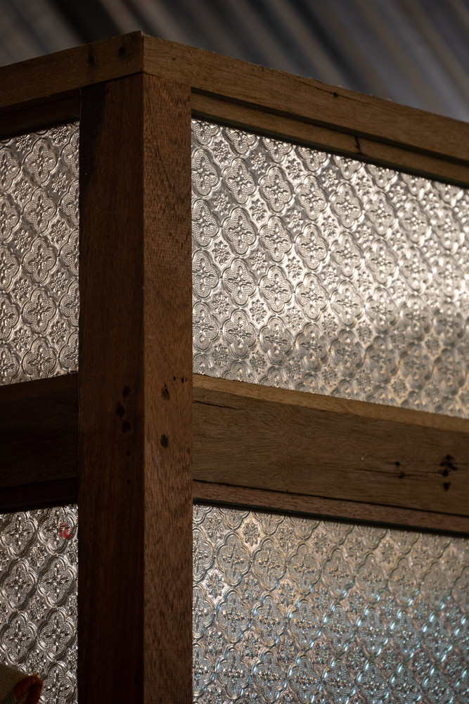 Để lấy sáng cho ngôi nhà, các kiến trúc sư sử dụng vật liệu như tấm kẽm, kính màu truyền thống (kính màu Pikul).