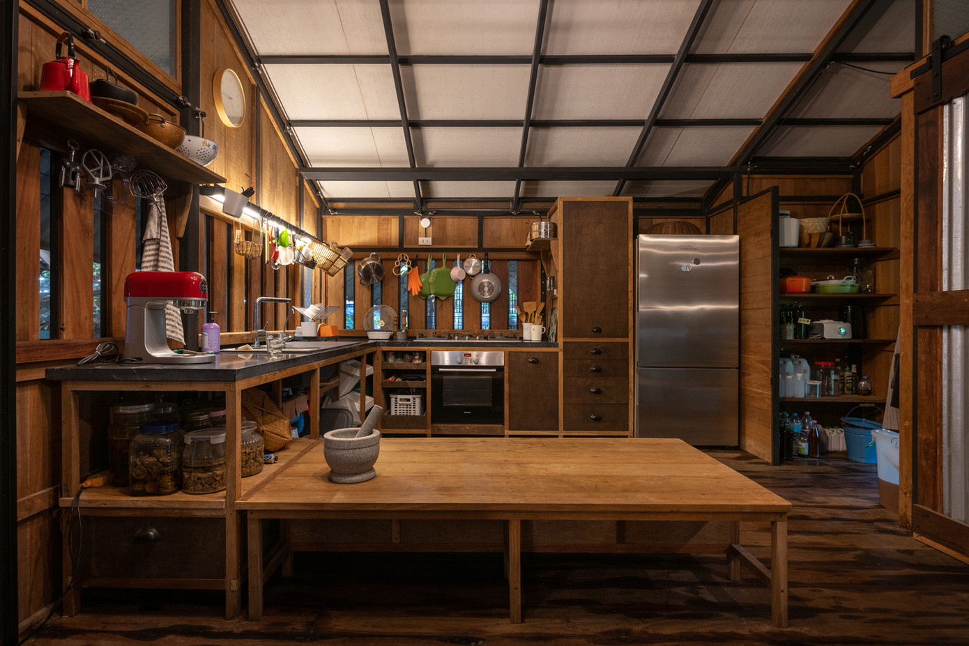 Các không gian chính như phòng ngủ, phòng khách và nhà bếp xen giữa nhiều khoảng hở, để có để tận dụng ánh sáng và thông gió.