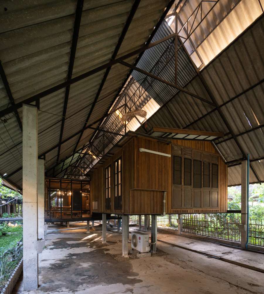 Phía Bắc ngôi nhà có hành lang kết nối với không gian xưởng và nhà trẻ.