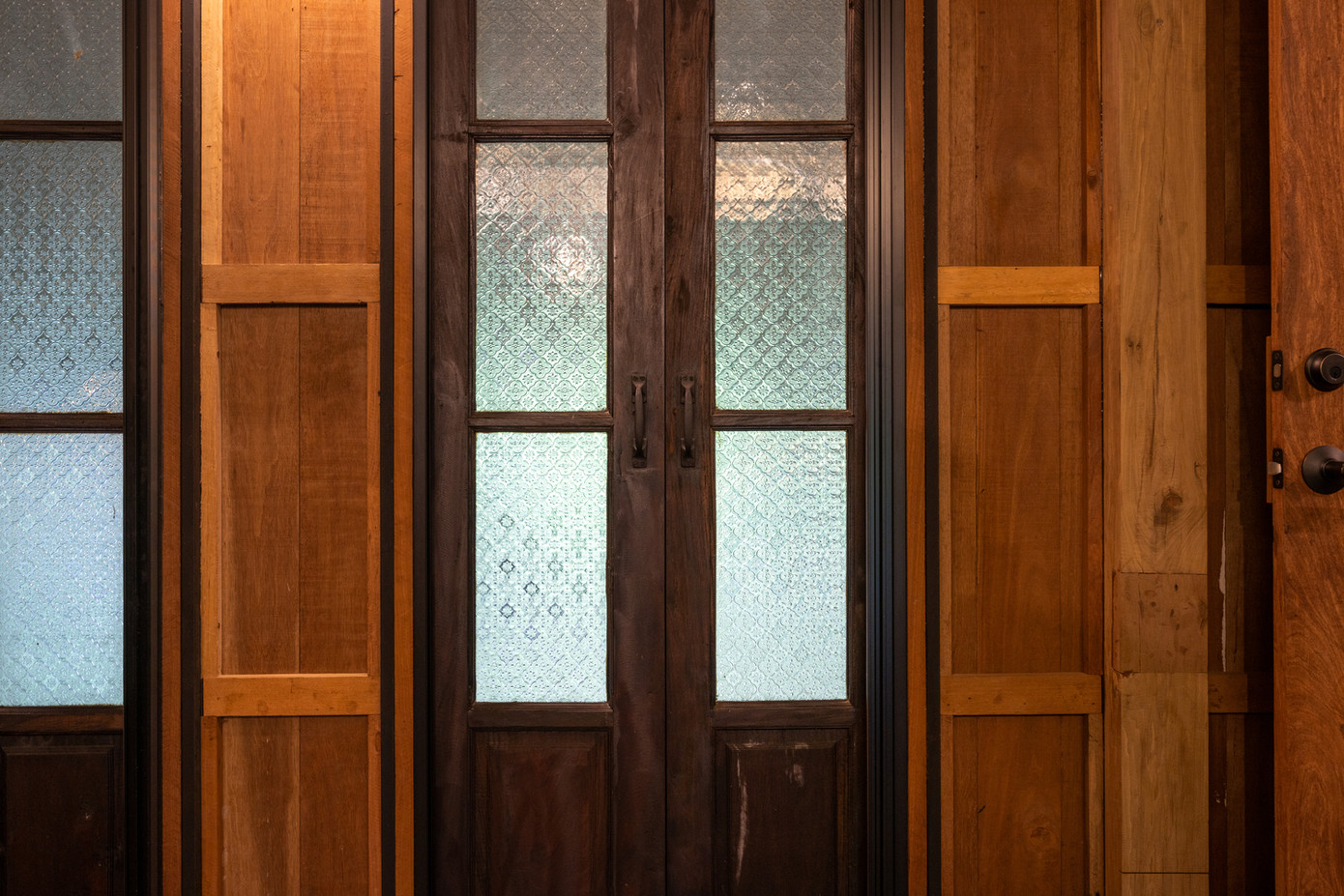 Để lấy sáng cho ngôi nhà, các kiến trúc sư sử dụng vật liệu như tấm kẽm, kính màu truyền thống (kính màu Pikul).