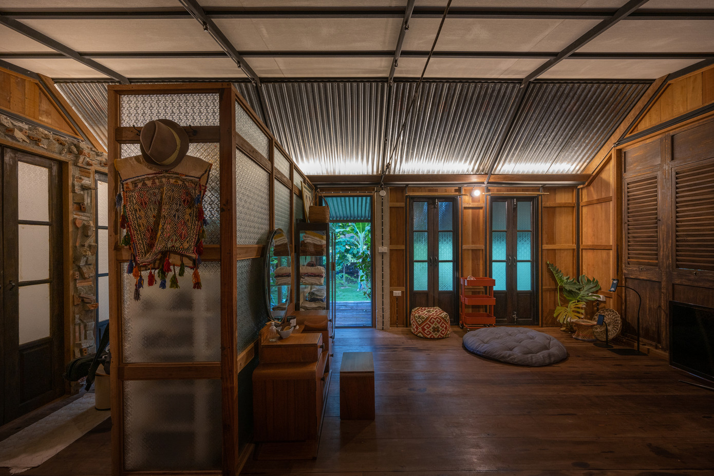 Các không gian chính như phòng ngủ, phòng khách và nhà bếp xen giữa nhiều khoảng hở, để có để tận dụng ánh sáng và thông gió.