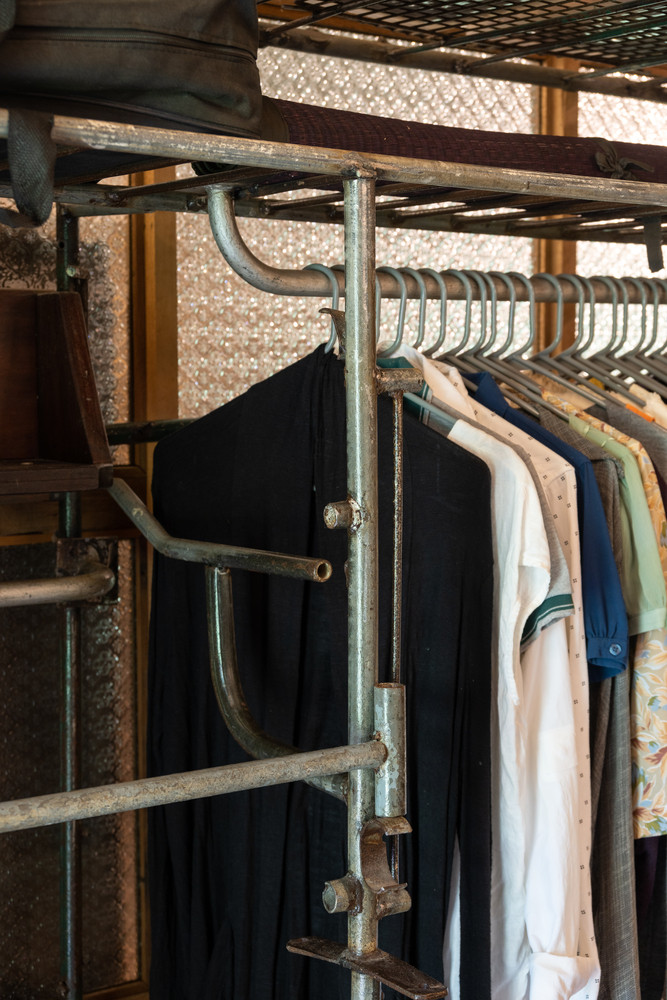 Để lấy sáng cho ngôi nhà, các kiến trúc sư sử dụng vật liệu như tấm kẽm, kính màu truyền thống (kính màu Pikul).