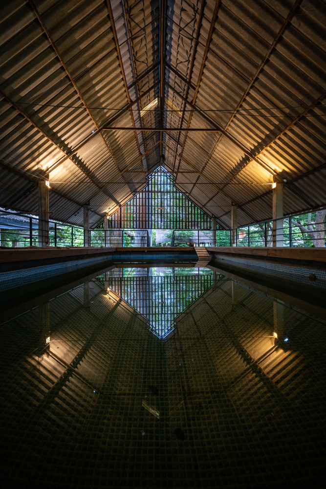 Phía Bắc ngôi nhà có hành lang kết nối với không gian xưởng và nhà trẻ.