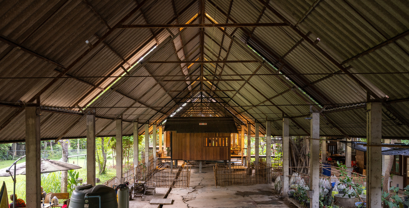 Bê tông, thép và gỗ đã qua sử dụng đều được lấy từ công trình cũ, để sắp xếp lại thành một ngôi nhà mới.