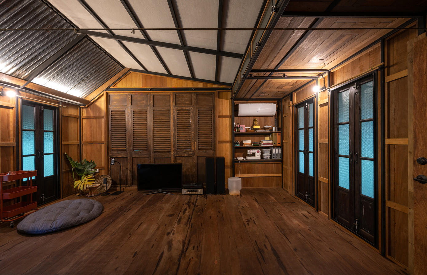 Các không gian chính như phòng ngủ, phòng khách và nhà bếp xen giữa nhiều khoảng hở, để có để tận dụng ánh sáng và thông gió.