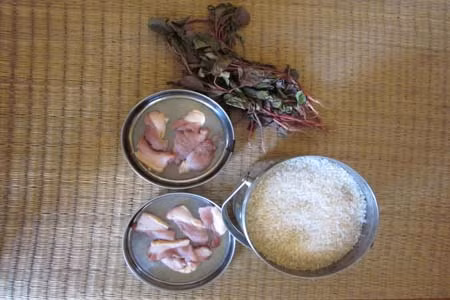 Gạo, rau và thịt sống được phát cho 21 bệnh nhân ngày 4-5