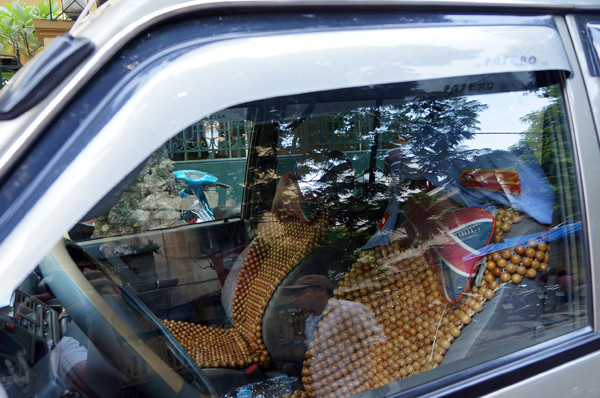 Bên trong chiếc xe đỗ sai quy định