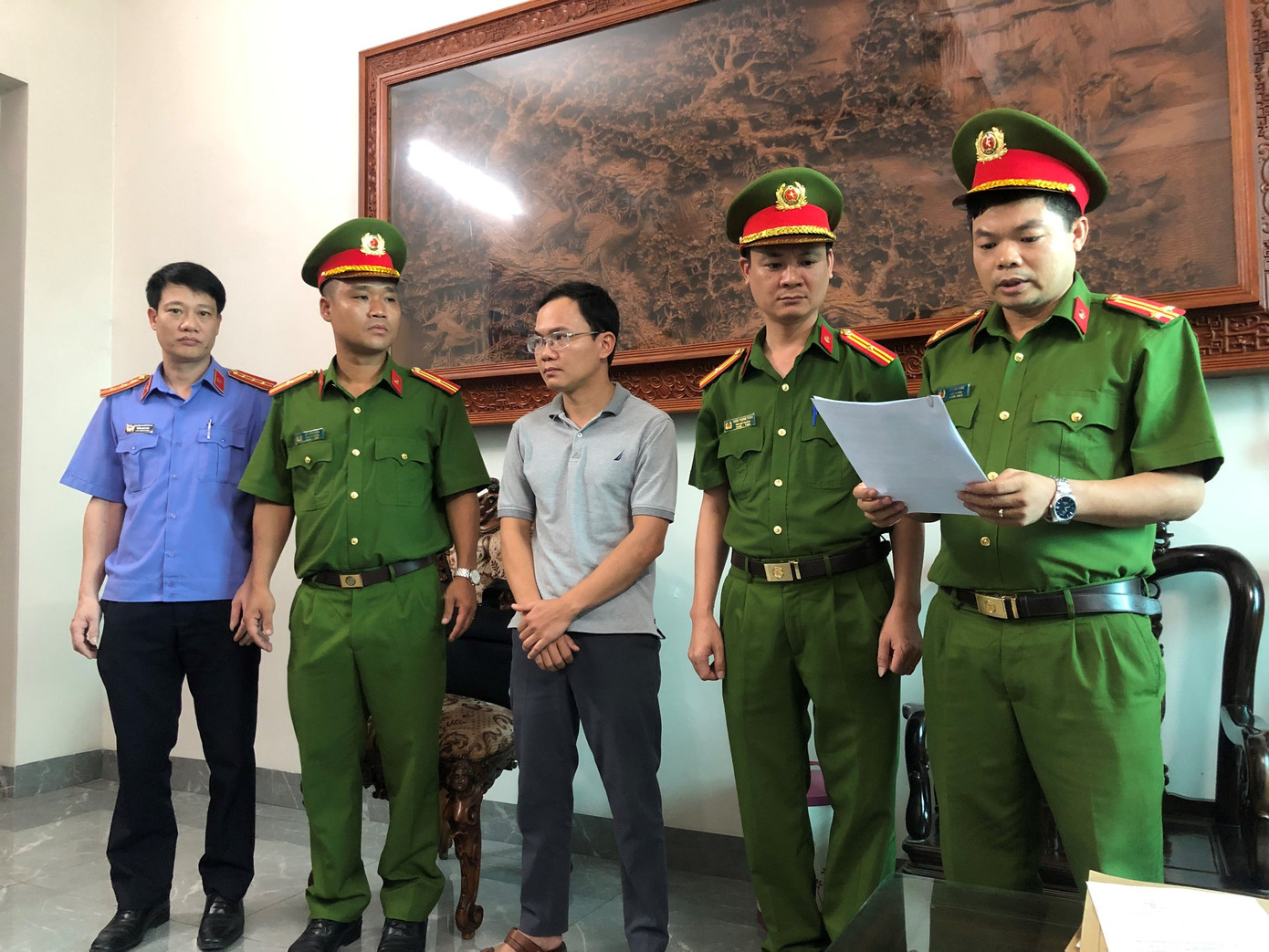 Nguyễn Văn Tuấn (đứng giữa), nguyên Giám đốc Trung tâm đăng kiểm xe cơ giới 90.02D ở Hà Nam bị bắt về tội “Giả mạo trong công tác”. Ảnh: Công an Hà Nam.