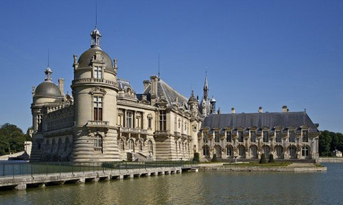 Lâu đài quyến rũ được bao quanh bởi một dòng nước trong xanh, gợi nên vẻ đẹp cổ kính, thanh bình.