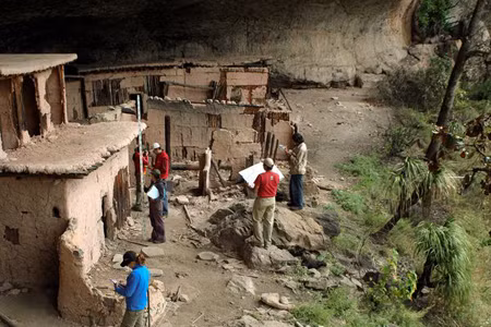 Cueva del Maguey - ngôi làng nhỏ được xây dựng bên trong một hang động khá lớn và là nơi các mảnh xương người được tìm thấy. (Ảnh: INAH)