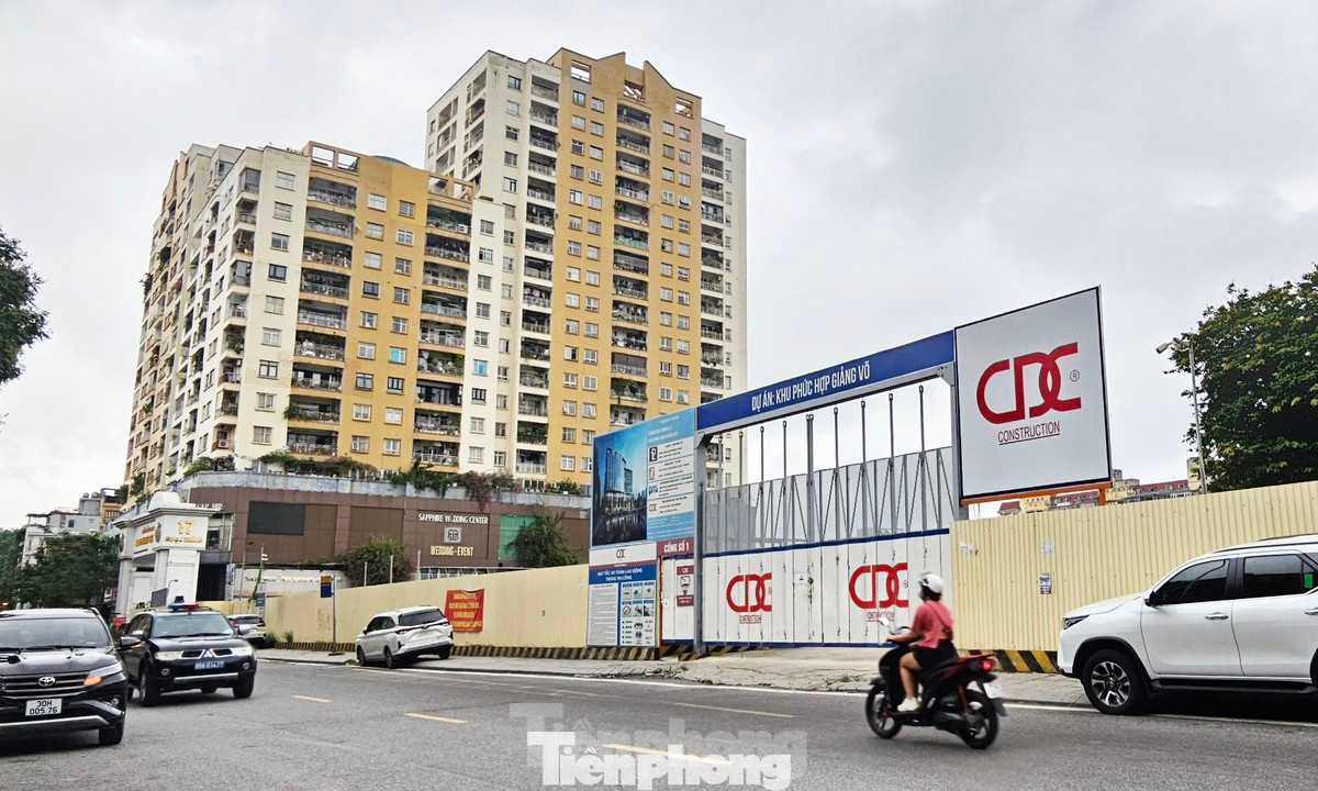 Dự án Khu phức hợp Giảng Võ nằm "đắp chiếu" nhiều năm bên hồ Giảng Võ (quận Ba Đình) được UBND TP Hà Nội đưa vào kế hoạch sử dụng đất năm 2024. Dự án Khu phức hợp Giảng Võ nằm "đắp chiếu" nhiều năm bên hồ Giảng Võ (quận Ba Đình) được UBND TP Hà Nội đưa vào kế hoạch sử dụng đất năm 2024.