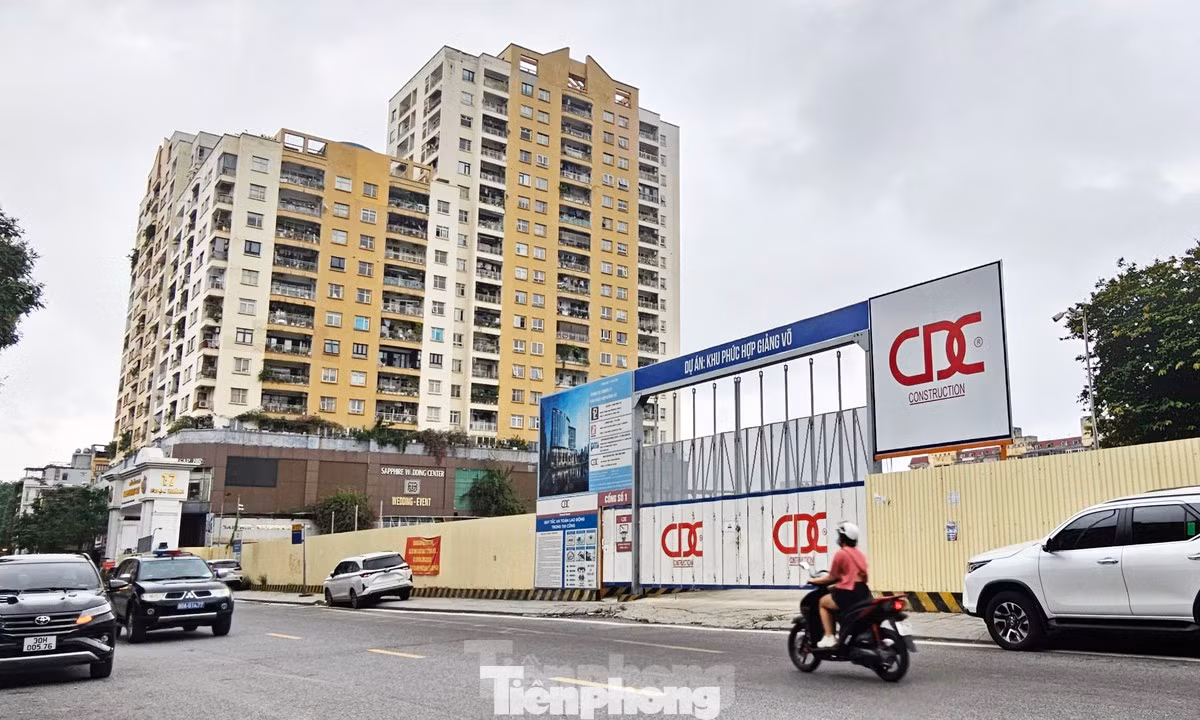 Dự án Khu phức hợp Giảng Võ nằm "đắp chiếu" nhiều năm bên hồ Giảng Võ (quận Ba Đình) được UBND TP Hà Nội đưa vào kế hoạch sử dụng đất năm 2024. Dự án Khu phức hợp Giảng Võ nằm "đắp chiếu" nhiều năm bên hồ Giảng Võ (quận Ba Đình) được UBND TP Hà Nội đưa vào kế hoạch sử dụng đất năm 2024.