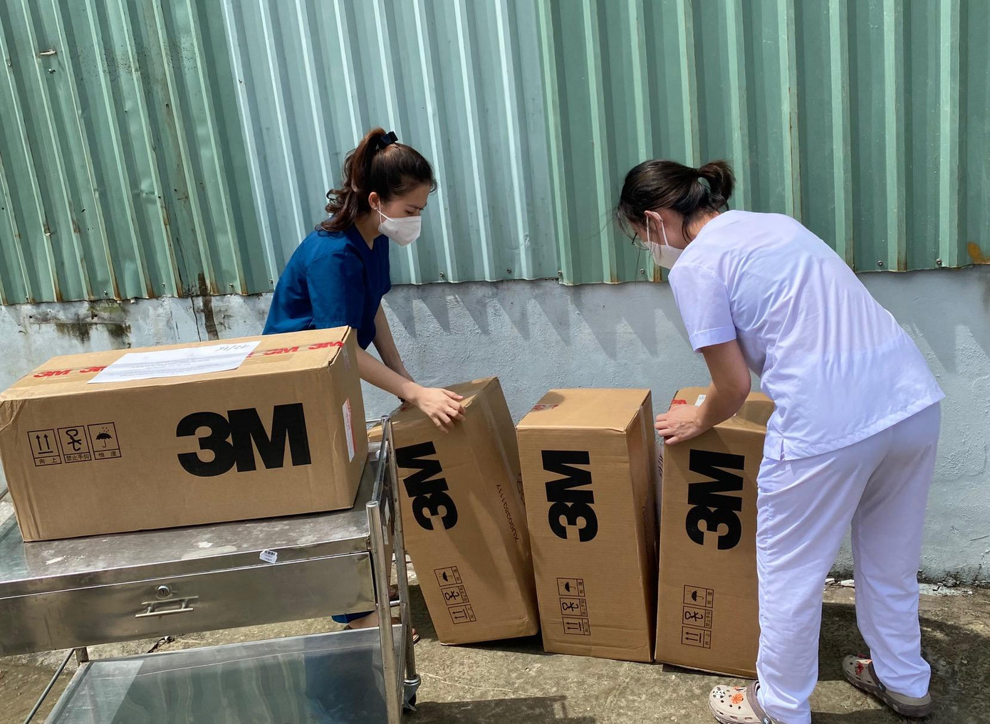 Nhân viên y tế Bệnh viện dã chiến Phước Lộc tiếp nhận khẩu trang từ chương trình "Cùng Tiền Phong tiếp sức tuyến đầu chống dịch" Nhân viên y tế Bệnh viện dã chiến Phước Lộc tiếp nhận khẩu trang từ chương trình "Cùng Tiền Phong tiếp sức tuyến đầu chống dịch"