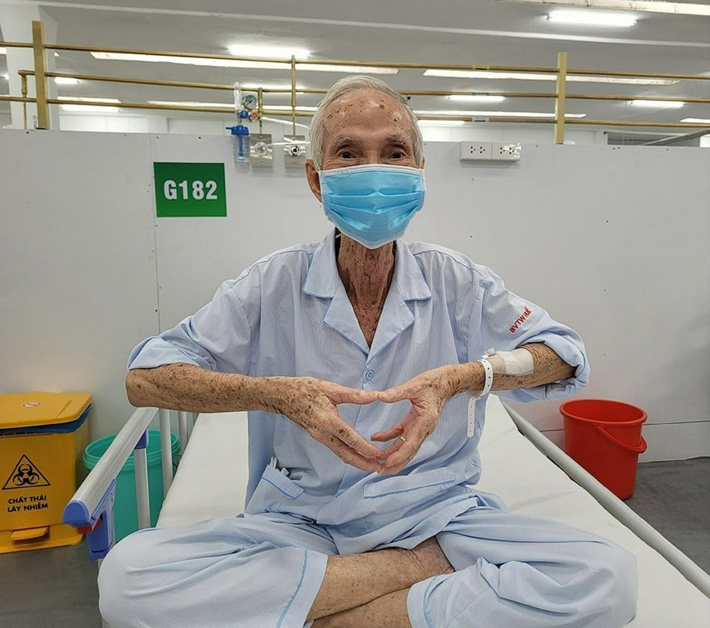 Bệnh nhân Võ Ngọc Ứng, 77 tuổi xuất viện trong niềm vui khôn tả. Ảnh: Vân Sơn Bệnh nhân Võ Ngọc Ứng, 77 tuổi xuất viện trong niềm vui khôn tả. Ảnh: Vân Sơn