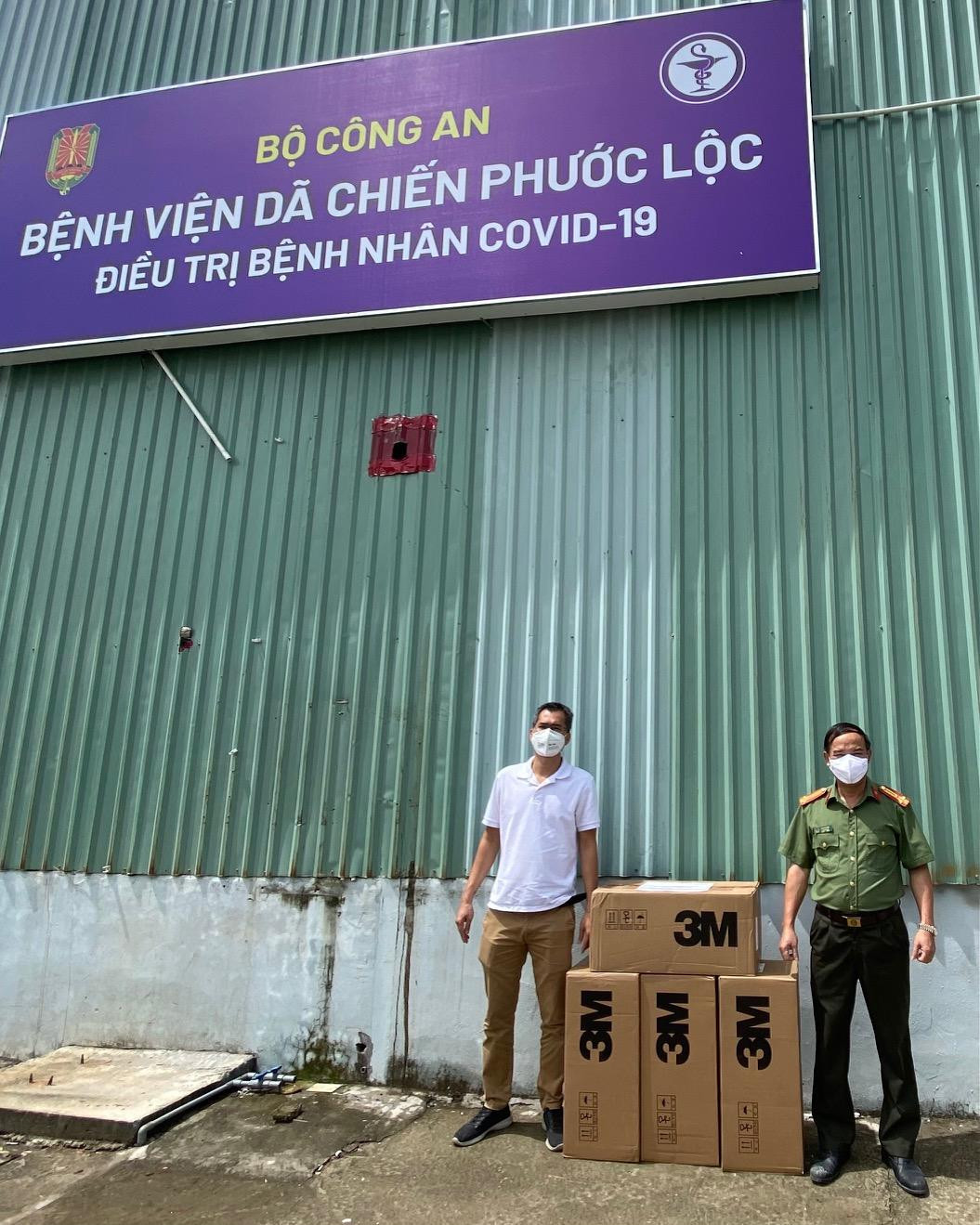 Đại diện báo Tiền Phong trao khẩu trang cho Bệnh viện dã chiến Phước Lộc Đại diện báo Tiền Phong trao khẩu trang cho Bệnh viện dã chiến Phước Lộc