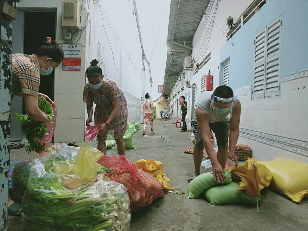 Do nhân lực và thời gian không đủ để phân loại ra hàng trăm hàng nghì túi nông sản phân bổ cho người dân tại các khu trọ công nhân, cũng như khu phong tỏa trên địa bàn TP. HCM nên đa số các điểm nhận chuyển giao trực tiếp nhờ sự chung sức của người dân và cấc khu trọ tự cân đối phân chia đều các loại rau củ cho nhau.