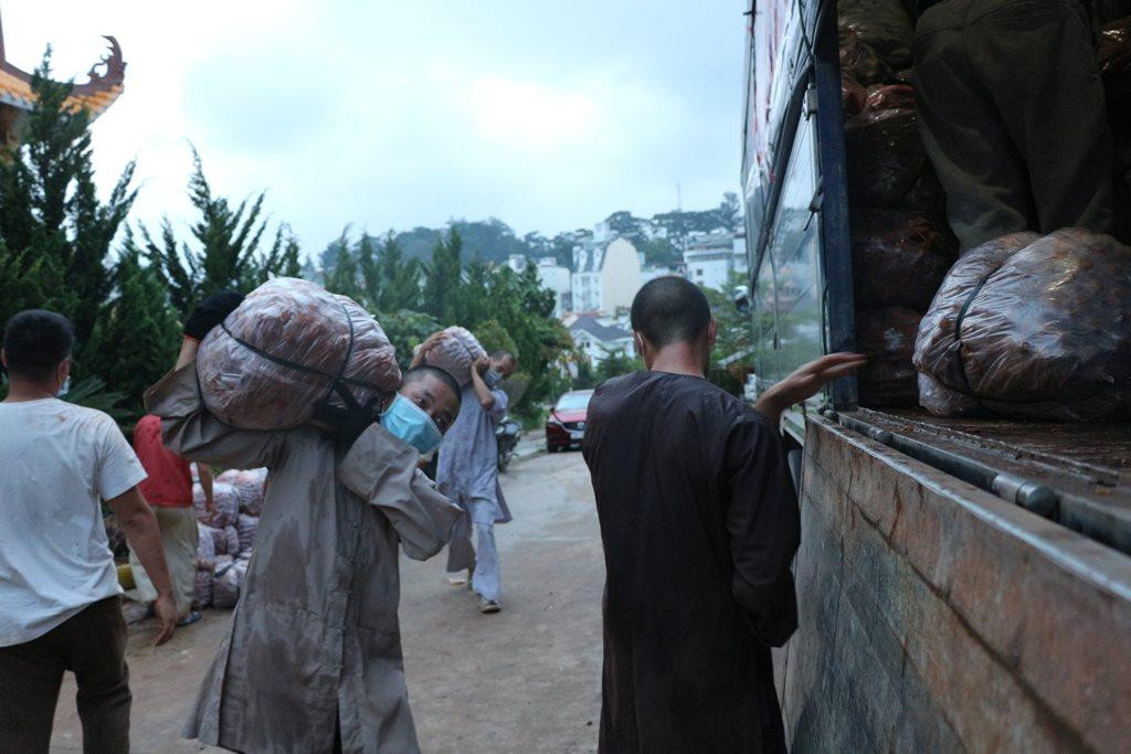 Đại đức Thích Vạn Trí, Trưởng Ban Trị sự Giáo hội Phật giáo Việt Nam TP Đà Lạt cho biết, Phật giáo bằng cái tinh thần của mình thể hiện hết sức khỏe, khả năng để phụng sự cho chúng sanh. Các vị tăng ni nào ở vùng dịch thì sẳn sang tham gia vào công tác phòng chống dịch, phục vụ các vùng cách ly, các bệnh viện dã chiến, bệnh viện điều trị COVID-19,…