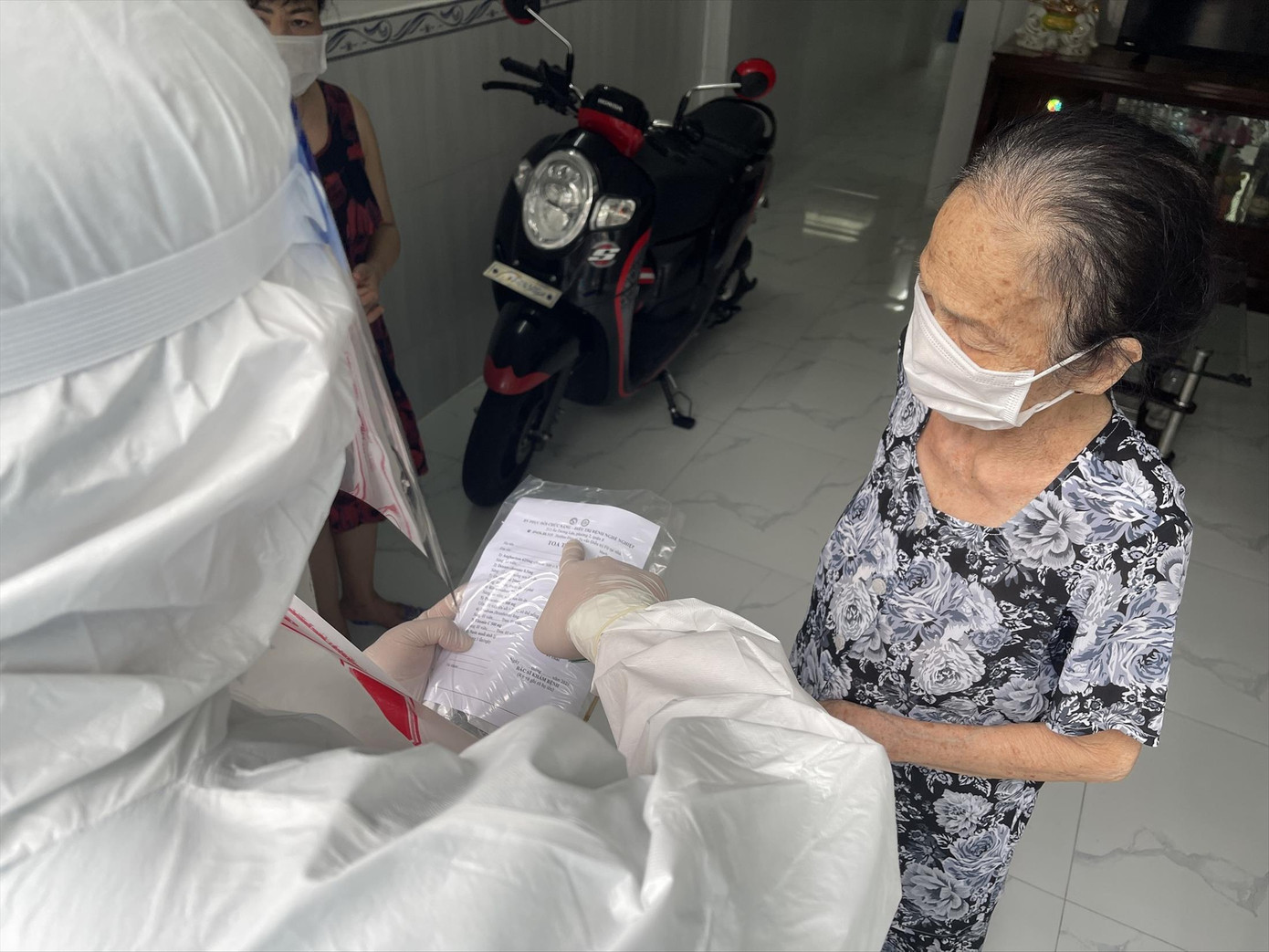 Bệnh nhân F0 được cam kết dùng thuốc kháng virus. Nhờ điều trị tại nhà ổn định số F0 không trở nặng và chuyển viện lên các tầng điều trị- ảnh Vân Sơn