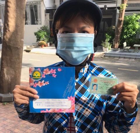 Bà con đồng hương ở TPHCM vui mừng khoe quà được Hội đồng hương Vĩnh Châu trao tặng