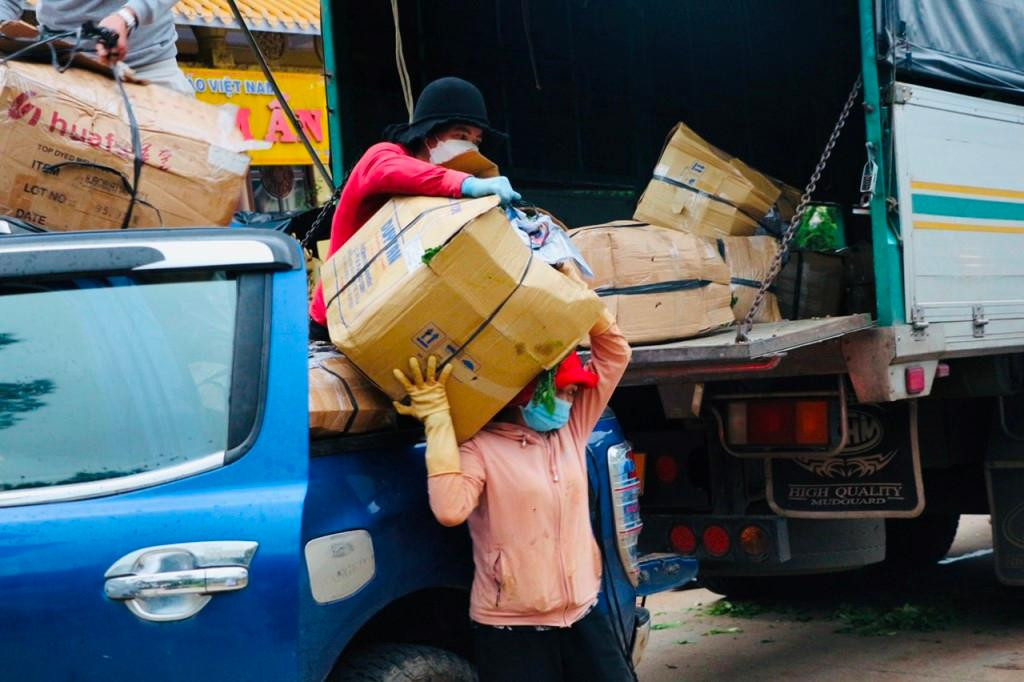 Tính đến thời điểm hiện tại đã có hàng tấn rau, củ, quả được chuyển đến một số tỉnh thành phía Nam để trao đến tân tay người dân gặp khó khăn, các bếp ăn không đồng và các bệnh viện,…