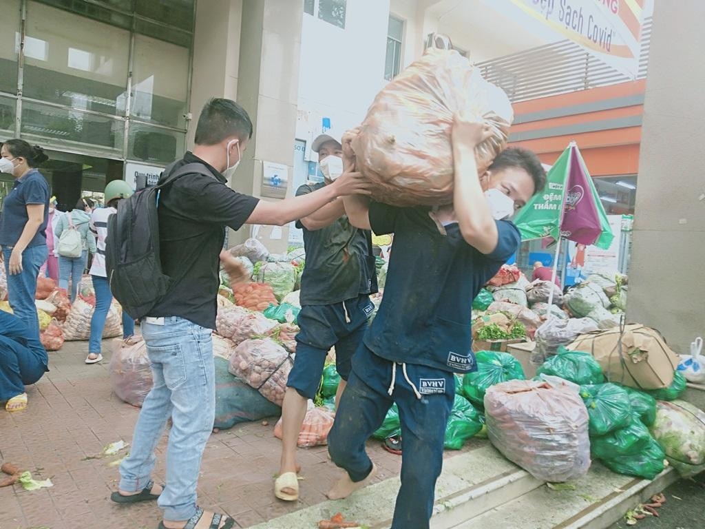 Bệnh viện Hùng Vương tại TP. HCM là một điểm đến của gần 20 tấn nông sản do Ban Trị sự GHPGVN TP. Đà Lạt, cùng phật tử gửi trao trong sáng ngày 4/9. Nhưng để đến với những địa điểm nói trên, nhân viên bệnh viện Hùng Hương phải phân loại những tấn nông sản ra, rồi theo danh sách số lượng của các điểm đến.