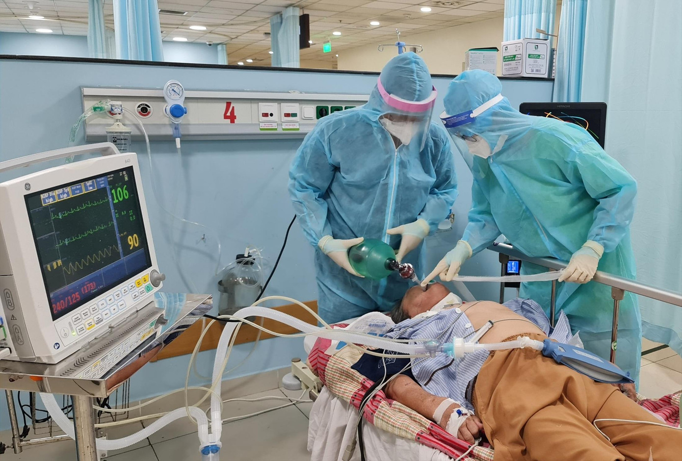 Nỗ lực cứu chữa bệnh nhân ung thư mắc COVID-19 của đội ngũ y bác sĩ- ảnh Van Sơn Nỗ lực cứu chữa bệnh nhân ung thư mắc COVID-19 của đội ngũ y bác sĩ- ảnh Van Sơn