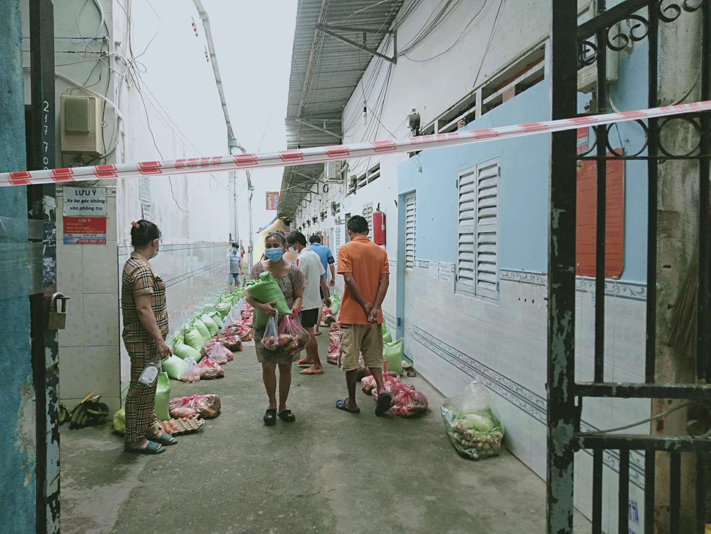 Công nhân lao động nghèo ở các khu trọ tại TP Thủ Đức nhận được quà từ bạn đọc báo Tiền Phong trao tặng sáng nay Công nhân lao động nghèo ở các khu trọ tại TP Thủ Đức nhận được quà từ bạn đọc báo Tiền Phong trao tặng sáng nay