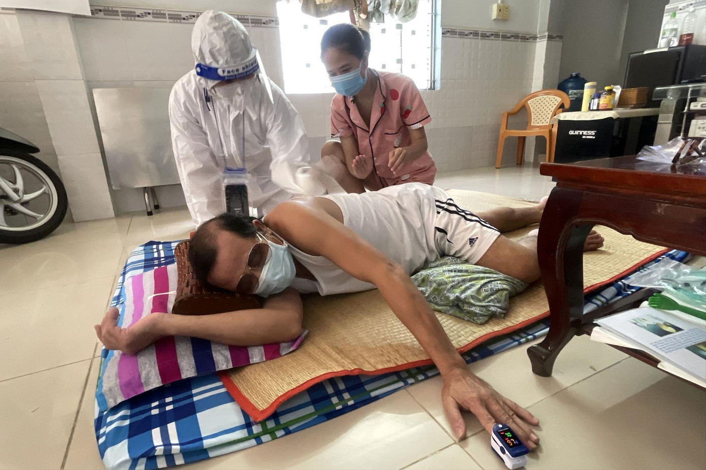 Một F0 được y bác sĩ tới nhà thăm khám và trao túi thuốc khiến họ yên tâm điều trị tại nhà- ảnh Vân Sơn