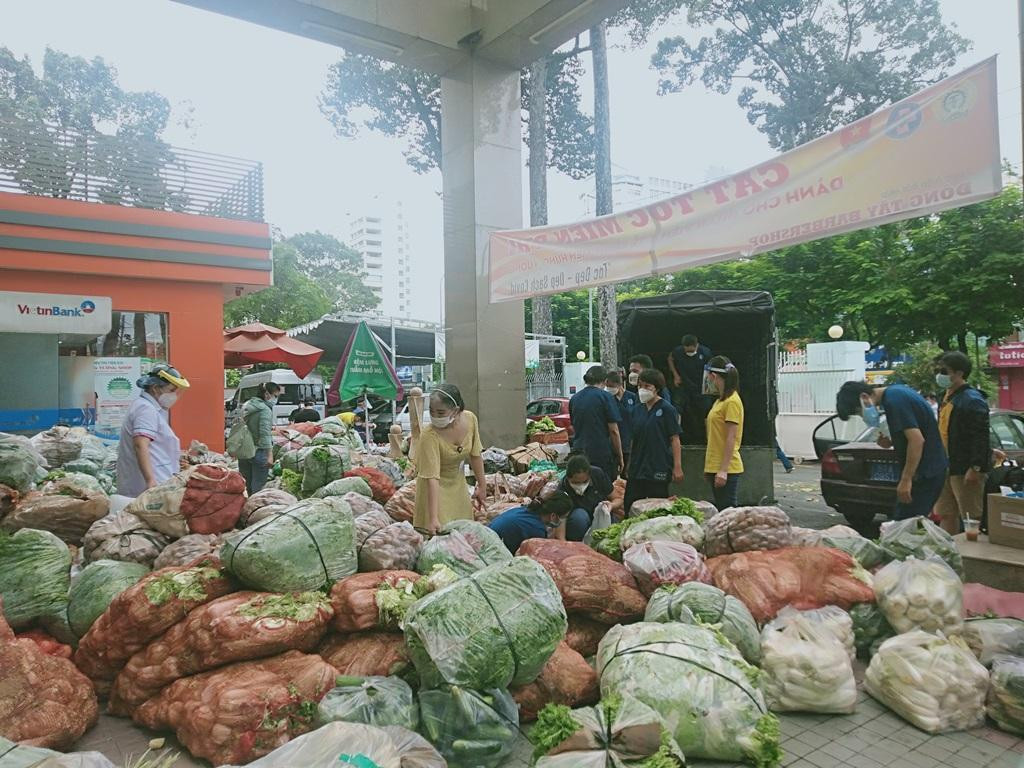 Sau khi khi phân bổ xong các phần nông sản này tiếp tục được đưa lên xe của các địa đến để chuyển đến tận tay người dân, các bệnh viện và bếp ăn không đồng,…