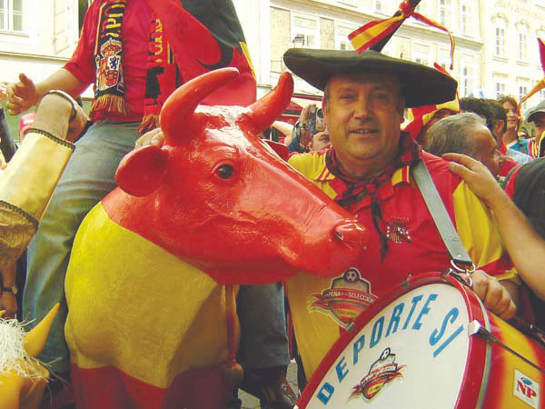 Tay trống Manolo sẽ giành toàn bộ số tiền tiết kiệm để sang Ba Lan và Ukraina hè này cổ vũ cho tuyển Tây Ban Nha Ảnh: Marca. Tay trống Manolo sẽ giành toàn bộ số tiền tiết kiệm để sang Ba Lan và Ukraina hè này cổ vũ cho tuyển Tây Ban Nha Ảnh: Marca