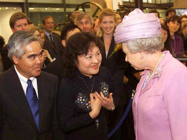 Ông Nick Út cùng Kim Phúc gặp mặt nữ hoàng Anh Elizabeth II vào ngày 27-6-2000. Ảnh: AP. Ông Nick Út cùng Kim Phúc gặp mặt nữ hoàng Anh Elizabeth II vào ngày 27-6-2000. Ảnh: AP.