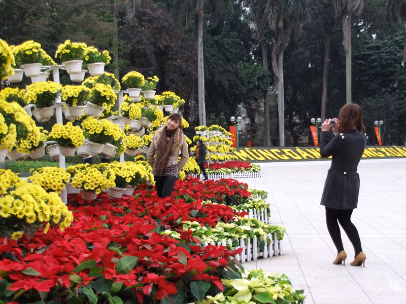 Khu vực tượng đài Lê Nin, Hồ Gươm vẫn thu hút nhiều bạn trẻ đến chụp ảnh