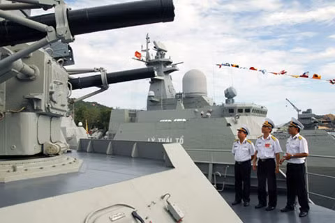 Trong ảnh là tổ hợp pháo – tên lửa phòng không tầm thấp Palma-SU trang bị trên tàu HQ-011 Đinh Tiên Hoàng. Tổ hợp gồm 2 pháo 6 nòng 30mm và 8 tên lửa đối không có thể tiêu diệt máy bay, tên lửa hành trình (nguồn: Báo QĐND)