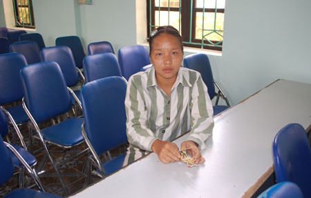 Ở Trại giam Ninh Khánh, Uyên rất xúc động khi nhận được quà tặng của Luân. Ở Trại giam Ninh Khánh, Uyên rất xúc động khi nhận được quà tặng của Luân