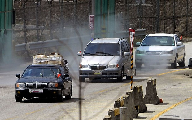 Các phương tiện vận chuyển của Hàn Quốc chở công nhân và đồ đạc về nước hồi tháng tư