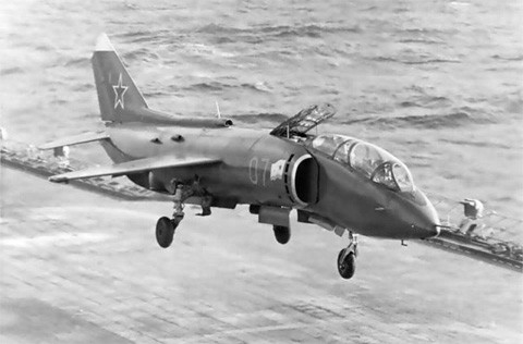 Mùa hè năm 1980, tàu sân bay Minsk lớp Kiev đã ghé vào Cam Ranh trong khi làm nhiệm vụ chiến đấu trên Thái Bình Dương và Ấn Độ Dương. Trong ảnh là tiêm kích cất hạ cánh thẳng đứng Yak-38 trên tàu Minsk tại Cam Ranh.