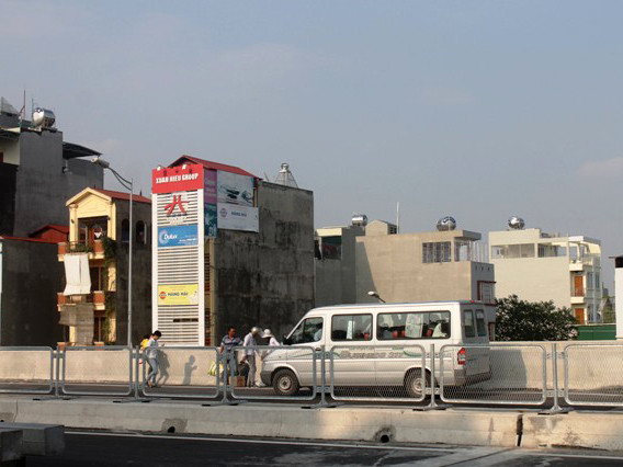 Nhiều xe khách ngang nhiên đón trả khách trên đường cao tốc