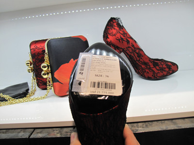 Đôi giày giá gần 22 triệu đồng bán ở tầng trệt KS Metropole. Đôi giày giá gần 22 triệu đồng bán ở tầng trệt KS Metropole