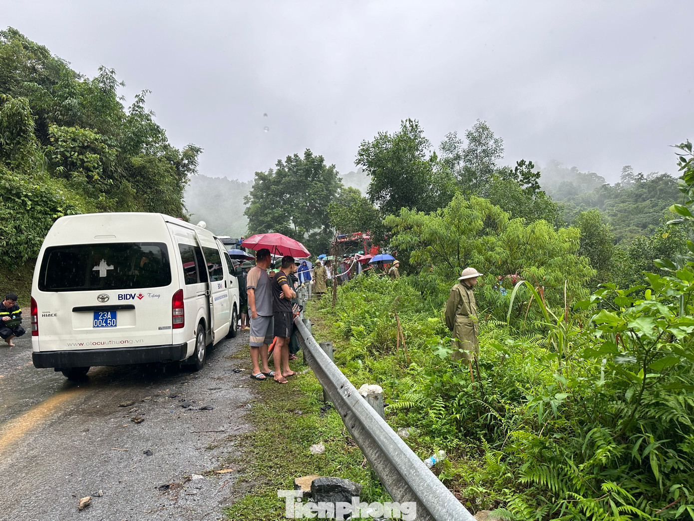 Cập nhật số liệu thiệt hại về người, đến thời điểm 9h30 sáng 13/7, có 7 người tử vong. Các nạn nhân bị thương đang được cấp cứu, điều trị tại Bệnh viện Đa khoa tỉnh Hà Giang.