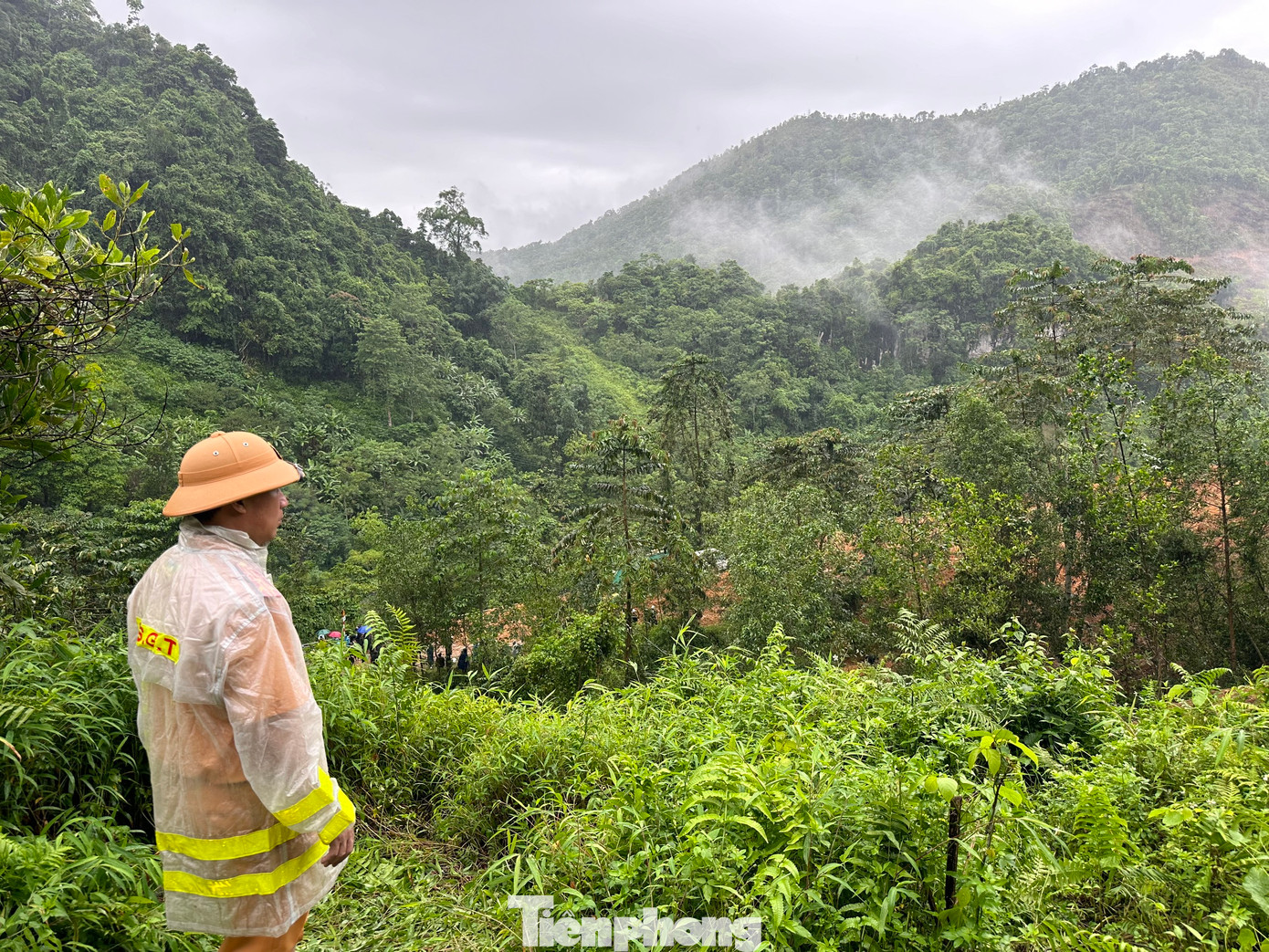 Lực lượng chức năng khẩn trương tìm kiếm tại hiện trường.