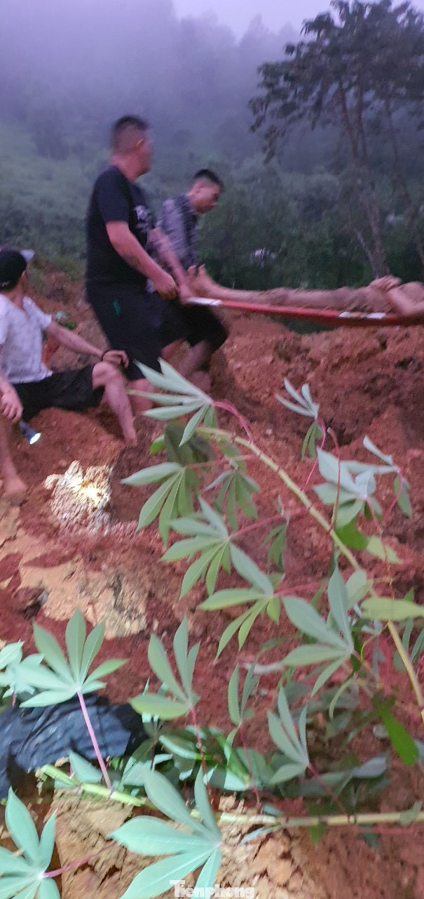 Ngay sau khi tiếp nhận tin báo Phòng CSGT công an tỉnh đã báo cáo lãnh đạo công an tỉnh huy động các lực lượng, tiến hành đào bới tìm kiếm nạn nhân bị vùi lấp.